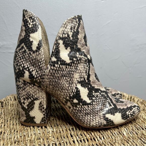 STEVE MADDEN Snakeskin Heeled Booties Womens Size 7.5 Animal Print Boots Chic - Picture 1 of 9